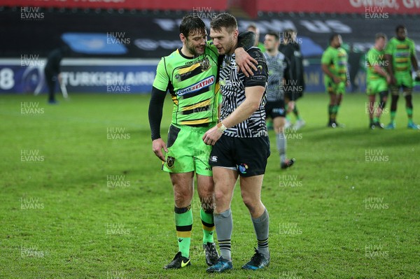 171217 - Ospreys v Northampton Saints - European Rugby Champions Cup - Ben Foden of Northampton and Dan Biggar of Ospreys share a laugh at full time