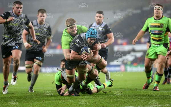 171217 - Ospreys v Northampton Saints - European Rugby Champions Cup - Justin Tipuric of Ospreys is pulled up just short of the try line