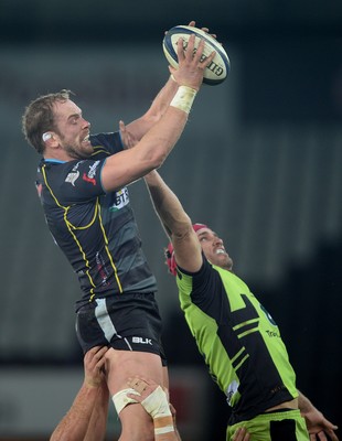 180115 - Ospreys v Northampton Saints - European Rugby Champions Cup -Alun Wyn Jones of Ospreys and Sam Dickinson of Northampton compete for line-out ball