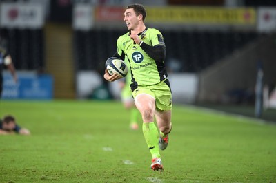 180115 - Ospreys v Northampton Saints - European Rugby Champions Cup -George North of Northampton runs in to score try