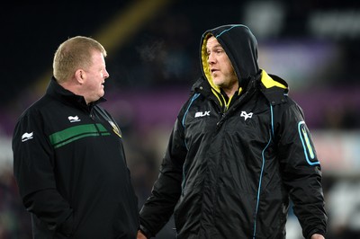 180115 - Ospreys v Northampton Saints - European Rugby Champions Cup -Northampton coach Dorian West talks to Ospreys coach Steve Tandy