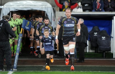 180115 - Ospreys v Northampton Saints - European Rugby Champions Cup -Alun Wyn Jones of Ospreys with mascot