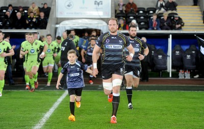 180115 - Ospreys v Northampton Saints - European Rugby Champions Cup -Alun Wyn Jones of Ospreys with mascot