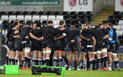 180115 - Ospreys v Northampton Saints - European Rugby Champions Cup -Ospreys huddle