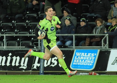 180115 - Ospreys v Northampton Saints - European Rugby Champions Cup -George North of Northampton runs in to score a try