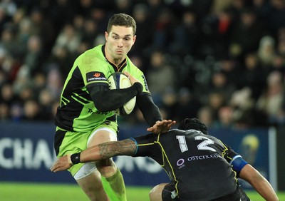 180115 - Ospreys v Northampton Saints - European Rugby Champions Cup -George North of Northampton takes on Josh Matavesi od Ospreys