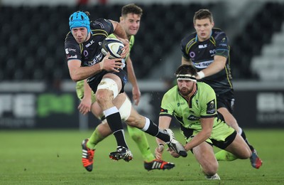 180115 - Ospreys v Northampton Saints, 2014-15 European Rugby Champions Cup - Ospreys Justin Tipuric gets away from Northampton's Tom Wood