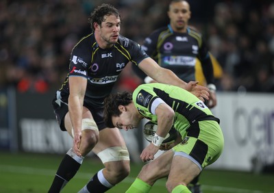 180115 - Ospreys v Northampton Saints, 2014-15 European Rugby Champions Cup - Ospreys Tyler Ardron closes in on Northampton's Lee Dickson