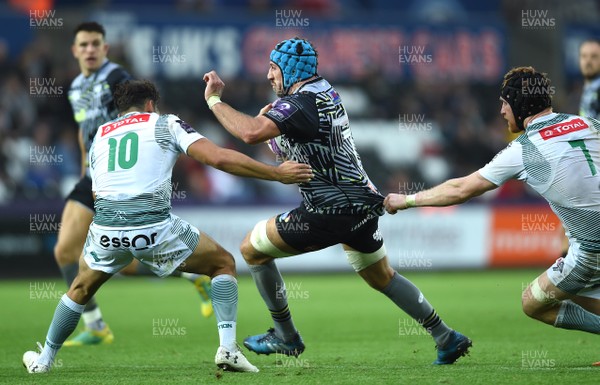 131018 - Ospreys v Pau - European Rugby Challenge Cup - Justin Tipuric of Ospreys is tackled by Antoine Hastoy and Sean Dougall of Pau
