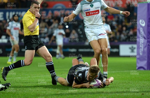 131018 - Ospreys v Pau - European Rugby Challenge Cup - Harri Morgan (blonde) of Ospreys gathers the ball to score try