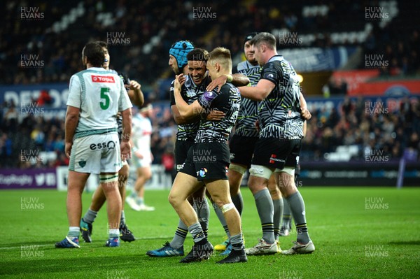 131018 - Ospreys v Pau - European Rugby Challenge Cup - Harri Morgan of Ospreys celebrates his try with Keelan Giles(L)