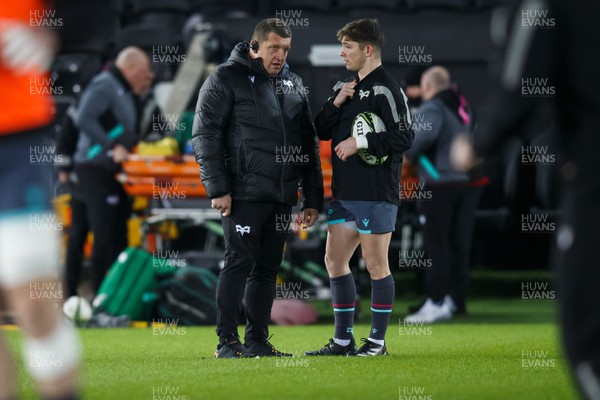 120124 - Ospreys v USAP - EPCR Challenge Cup - Ospreys head coach Toby Booth and Dan Edwards of Ospreys talk before the match