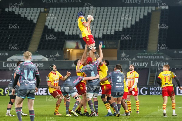 120124 - Ospreys v USAP - EPCR Challenge Cup - Tristan Labouteley of Perpignan wins a lineout
