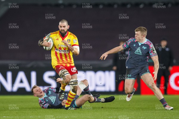 120124 - Ospreys v USAP - EPCR Challenge Cup - Lucas Bachelier of Perpignan on the charge