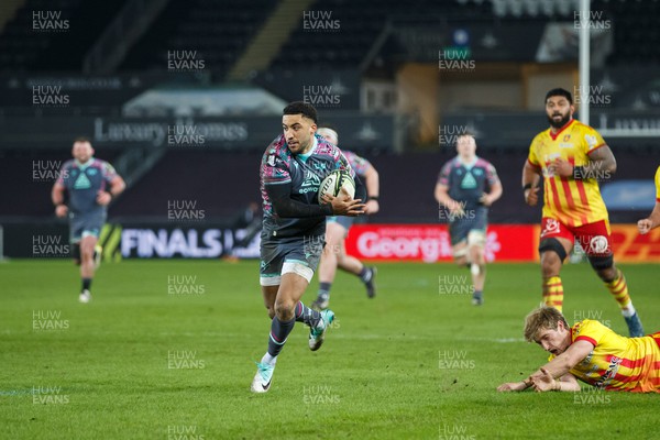 120124 - Ospreys v USAP - EPCR Challenge Cup - Keelan Giles of Ospreys on the way to scoring a try