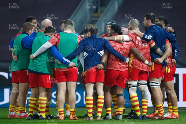 120124 - Ospreys v USAP - EPCR Challenge Cup - Perpignan forwards in a huddle before the match