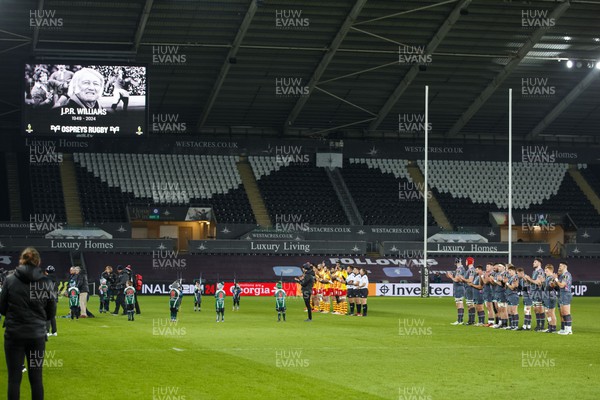 120124 - Ospreys v USAP - EPCR Challenge Cup - The two teams stand and applaud JPR Williams