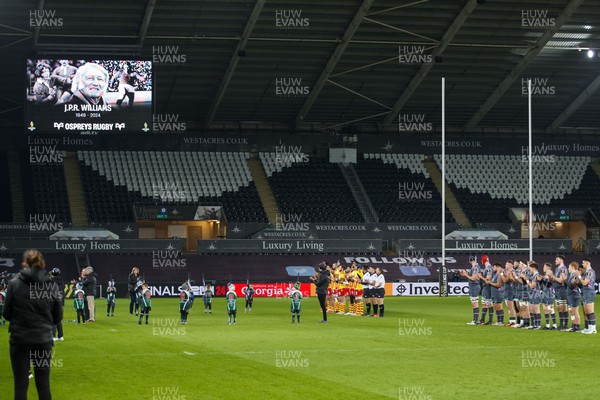120124 - Ospreys v USAP - EPCR Challenge Cup - The two teams stand and applaud JPR Williams