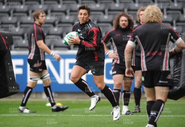 18.10.08 - Ospreys v Perpignan - Heineken Cup - Ospreys Gavin Henson warms up before kick off. 