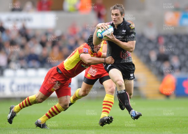 18.10.08 - Ospreys v Perpignan - Heineken Cup - Ospreys Andrew Bishop beats tackle by Perpignan's Farid Sid(scrum cap). 