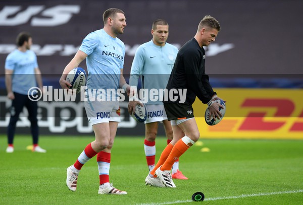 150122 - Ospreys v Racing 92 - European Rugby Champions Cup - Finn Russell of Racing 92 and Gareth Anscombe of Ospreys during the warm up