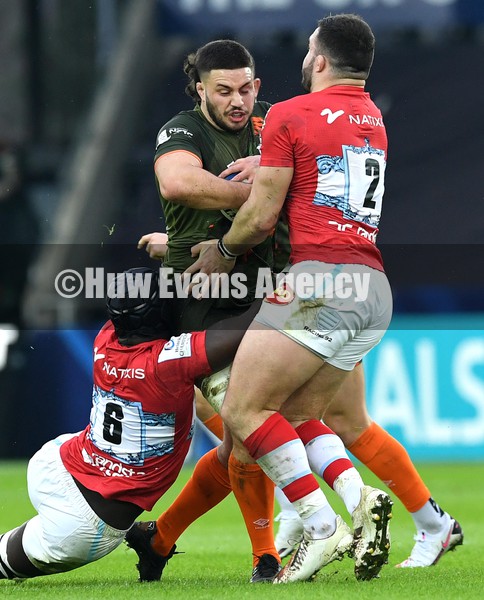 150122 - Ospreys v Racing 92 - European Rugby Champions Cup - Ethan Roots of Ospreys is tackled by Ibrahim Diallo and Teddy Baubigny of Racing 92