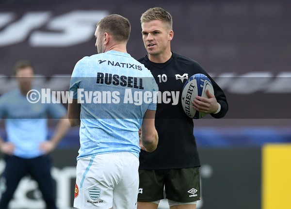 150122 - Ospreys v Racing 92 - European Rugby Champions Cup - Finn Russell of Racing 92 and Gareth Anscombe of Ospreys during the warm up