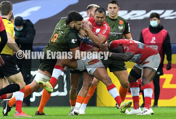 150122 - Ospreys v Racing 92 - European Rugby Champions Cup - Kurtley Beale of Racing 92 is tackled by Ethan Roots of Ospreys