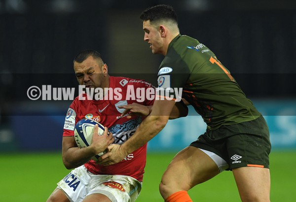 150122 - Ospreys v Racing 92 - European Rugby Champions Cup - Kurtley Beale of Racing 92 is tackled by Owen Watkin of Ospreys