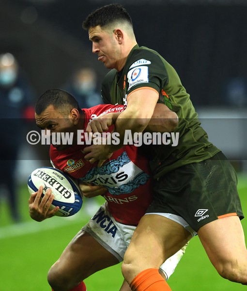 150122 - Ospreys v Racing 92 - European Rugby Champions Cup - Kurtley Beale of Racing 92 is tackled by Owen Watkin of Ospreys