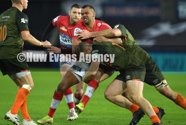 150122 - Ospreys v Racing 92 - European Rugby Champions Cup - Kurtley Beale of Racing 92 is tackled by Keiran Williams and Rhys Davies of Ospreys