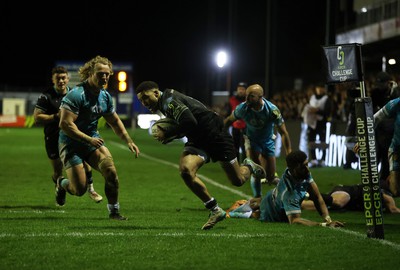 060424 - Ospreys v Sale Sharks - European Rugby Challenge Cup - Keelan Giles of Ospreys runs in to score a try