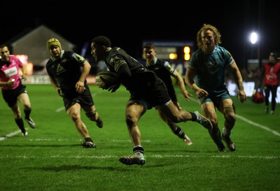 060424 - Ospreys v Sale Sharks - European Rugby Challenge Cup - Keelan Giles of Ospreys runs in to score a try