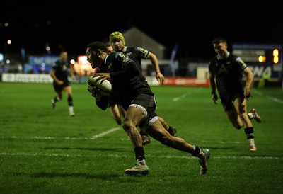 060424 - Ospreys v Sale Sharks - European Rugby Challenge Cup - Keelan Giles of Ospreys runs in to score a try