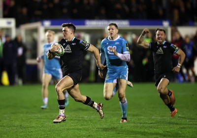 060424 - Ospreys v Sale Sharks - European Rugby Challenge Cup - Reuben Morgan-Williams of Ospreys runs in to score a try