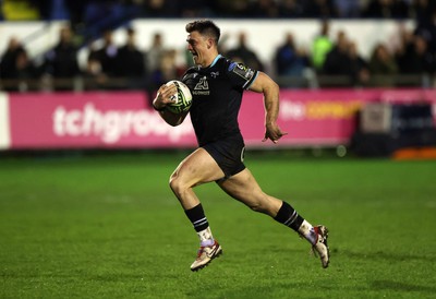 060424 - Ospreys v Sale Sharks - European Rugby Challenge Cup - Reuben Morgan-Williams of Ospreys runs in to score a try