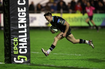 060424 - Ospreys v Sale Sharks - European Rugby Challenge Cup - Reuben Morgan-Williams of Ospreys runs in to score a try