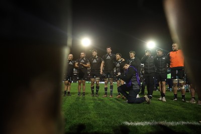 060424 - Ospreys v Sale Sharks - European Rugby Challenge Cup - Ospreys team huddle