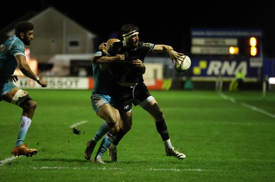 060424 - Ospreys v Sale Sharks - European Rugby Challenge Cup - Owen Williams of Ospreys offloads to Keelan Giles who scores a try