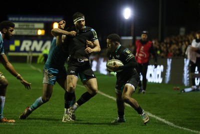 060424 - Ospreys v Sale Sharks - European Rugby Challenge Cup - Owen Williams of Ospreys offloads to Keelan Giles who scores a try