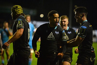 060424 - Ospreys V Sale Sharks - European Rugby Challenge Cup - Keelan Giles of Ospreys celebrates with team mates after scoring a try