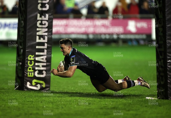 060424 - Ospreys v Sale Sharks - European Rugby Challenge Cup - Reuben Morgan-Williams of Ospreys runs in to score a try