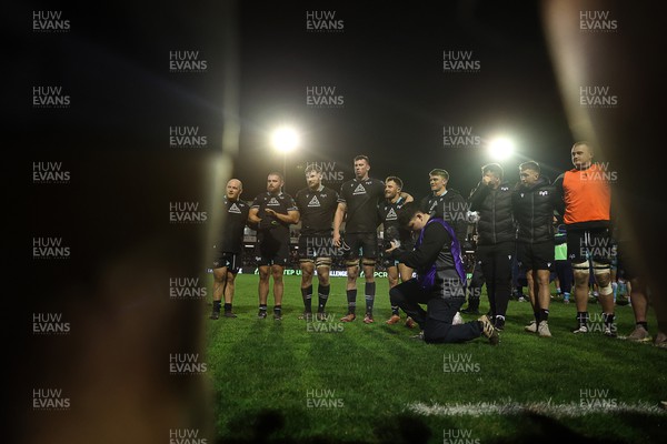 060424 - Ospreys v Sale Sharks - European Rugby Challenge Cup - Ospreys team huddle