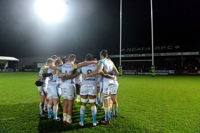 071114 - Ospreys v Saracens - LV= Cup -Ospreys players gather for a huddle at the Gnoll