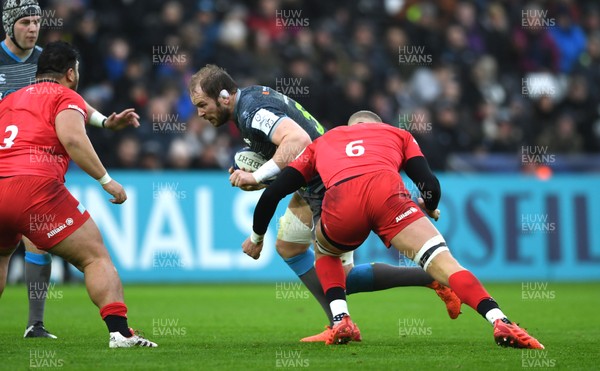 110120 - Ospreys v Saracens - European Rugby Champions Cup - Alun Wyn Jones of Ospreys is tackled by Nick Isiekwe of Saracens