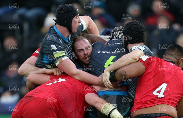 110120 - Ospreys v Saracens - European Rugby Champions Cup - Alun Wyn Jones of Ospreys caught in the middle of the maul