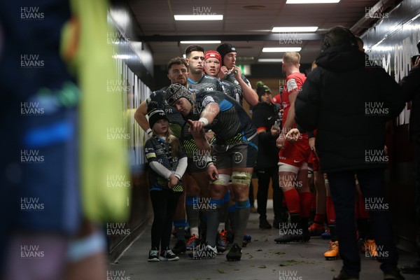 110120 - Ospreys v Saracens - European Rugby Champions Cup - Dan Lydiate of Ospreys with the mascot in the tunnel before the game