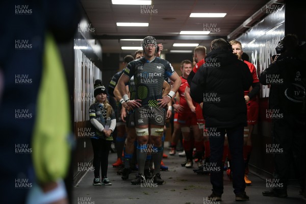 110120 - Ospreys v Saracens - European Rugby Champions Cup - Dan Lydiate of Ospreys with the mascot in the tunnel before the game