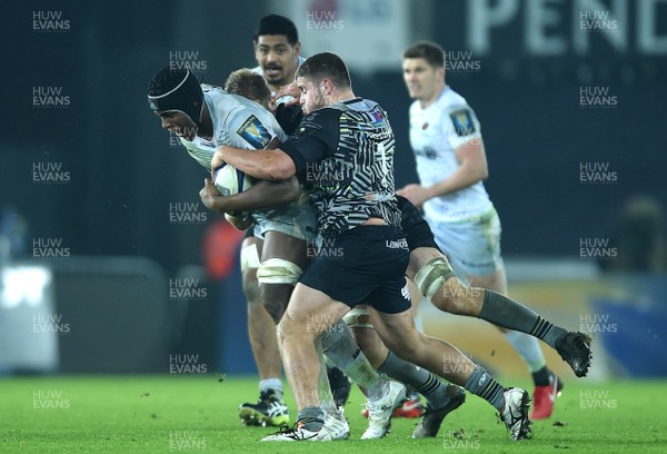 130118 - Ospreys v Saracens - European Rugby Champions Cup - Maro Itoje of Saracens is tackled by Nicky Smith of Ospreys