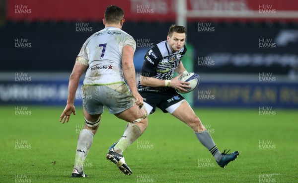 130118 - Ospreys v Saracens - European Rugby Champions Cup - Dan Biggar of Ospreys is challenged by Jackson Wray of Saracens